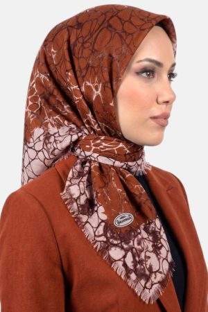 0185f46105f74c84955c9536f79fc86c.jpg Yasemin Desenli Flamlı Dimi Eşarp 6534-11