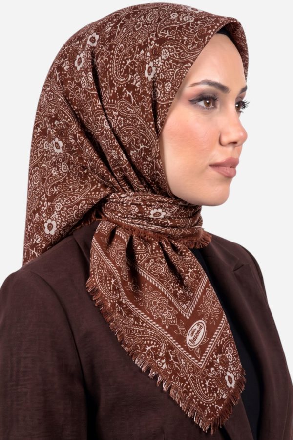 02f79b2d25f54ef280439cc6af3e51c3.jpg Yasemin Desenli Flamlı Dimi Eşarp 6536-7