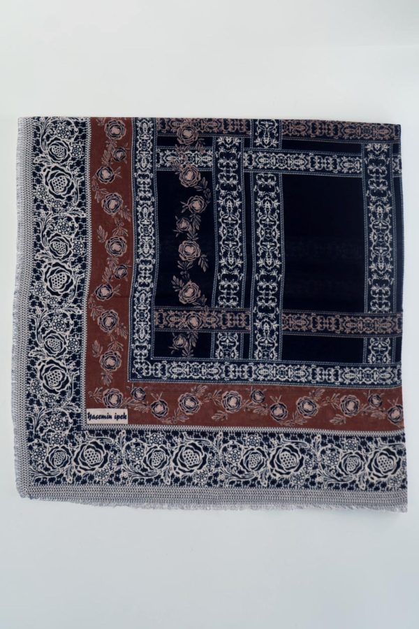 1418f96adc564998a98cdaf41161156d.jpg Yasemin Desenli Flamlı Dimi Eşarp 6532-3