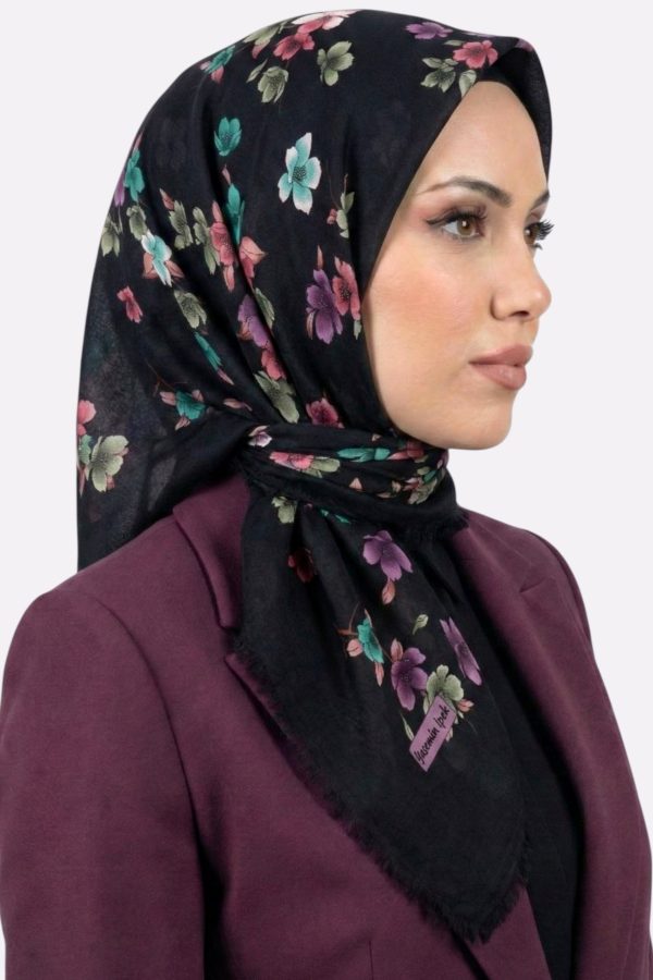 1d370a839947429da0c836c25cffb79c.jpg Yasemin İpek Desenli Flamlı Eşarp 6529-7