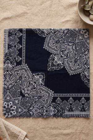 26cd3a7a266b4ccf8dc34b923d516e99.jpg Yasemin Desenli Flamlı Dimi Eşarp 6540-10