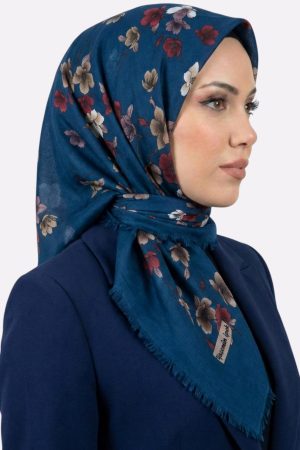 27cdcc8db45e46c983053168f9f8ac21.jpg Yasemin İpek Desenli Flamlı Eşarp 6529-20