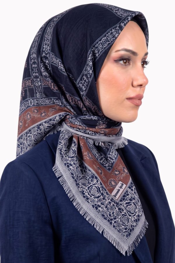 28cf47e6223c4e37bf667e679f331a38.jpg Yasemin Desenli Flamlı Dimi Eşarp 6532-3