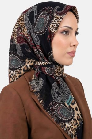 2cc20f6805c64b09a0cb91cbc73fadc0.jpg Yasemin Desenli Flamlı Dimi Eşarp 6538-6