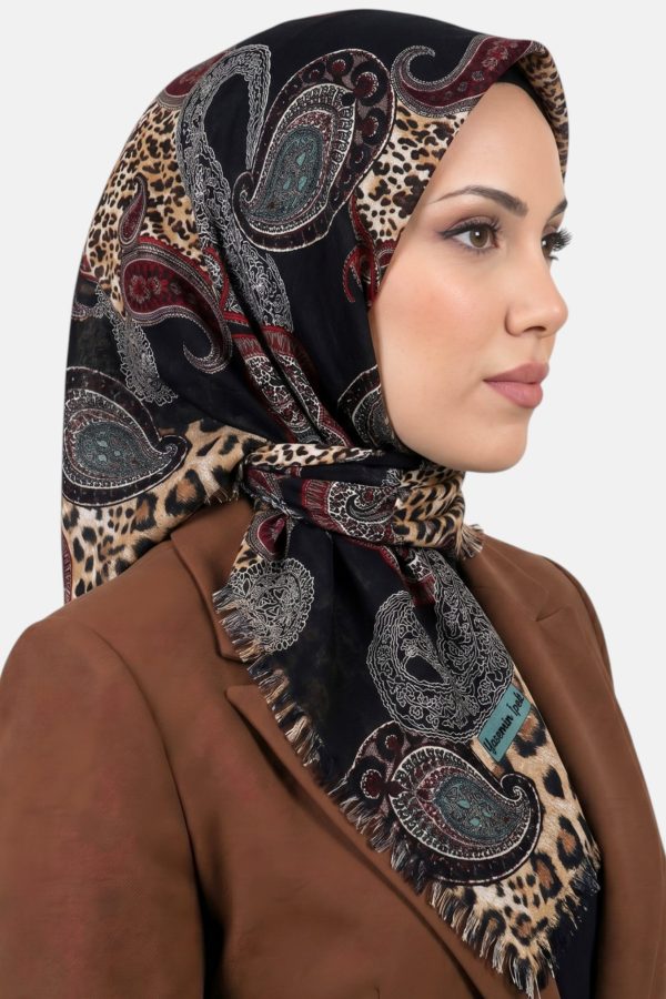 2cc20f6805c64b09a0cb91cbc73fadc0.jpg Yasemin Desenli Flamlı Dimi Eşarp 6538-6