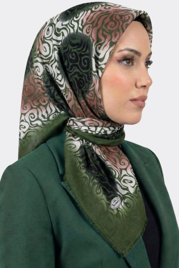 2e47f0caed3640fea7fa27ba2d9ec0da.jpg Yasemin İpek Desenli Flamlı Eşarp 6528-21