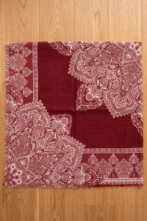 36604e2a67de4108bcccaff434f16e9a.jpg Yasemin Desenli Flamlı Dimi Eşarp 6540-8