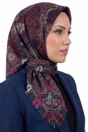 39a5a00ff9784b889e0b518f46f42580.jpg Yasemin Desenli Flamlı Dimi Eşarp 6537-10