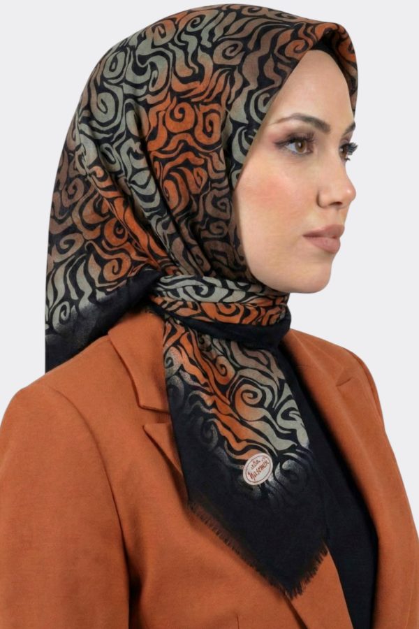 467e5810cba54d2cacb0f1f56648f3da.jpg Yasemin İpek Desenli Flamlı Eşarp 6528-17