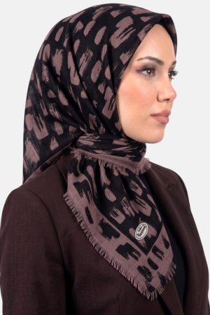 471cc4b5662746cabc87d01738b2aa7d.jpg Yasemin Desenli Flamlı Dimi Eşarp 6531-12