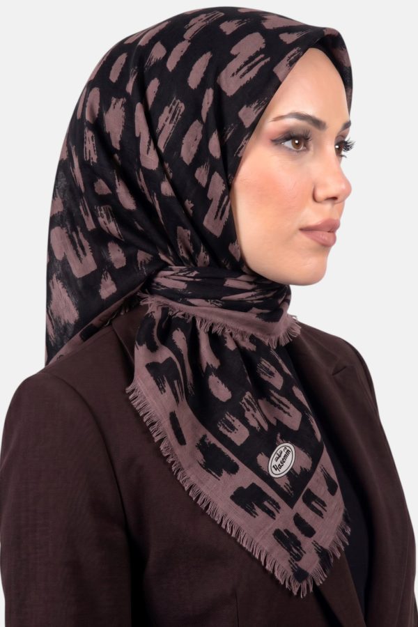 471cc4b5662746cabc87d01738b2aa7d.jpg Yasemin Desenli Flamlı Dimi Eşarp 6531-12