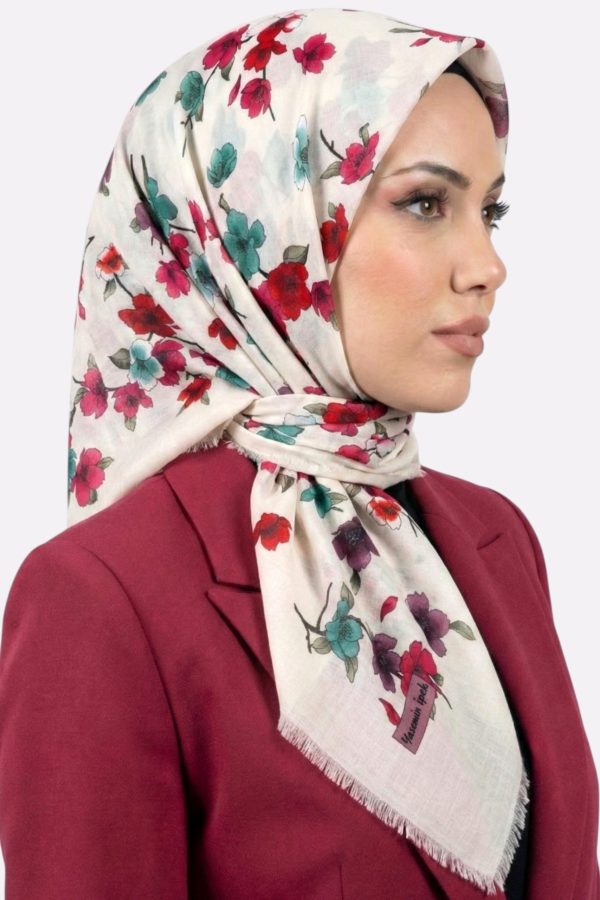 5177f8ce8a37447292a2af8400386d18.jpg Yasemin İpek Desenli Flamlı Eşarp 6529-8