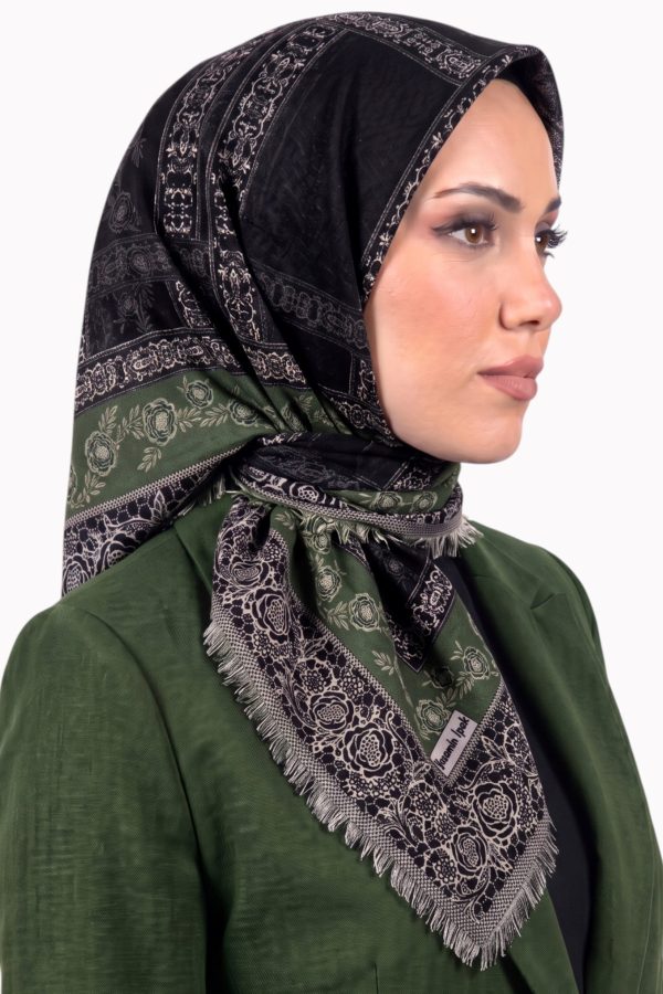 56dc7e792e7047788523b8da4d5ad564.jpg Yasemin Desenli Flamlı Dimi Eşarp 6532-9