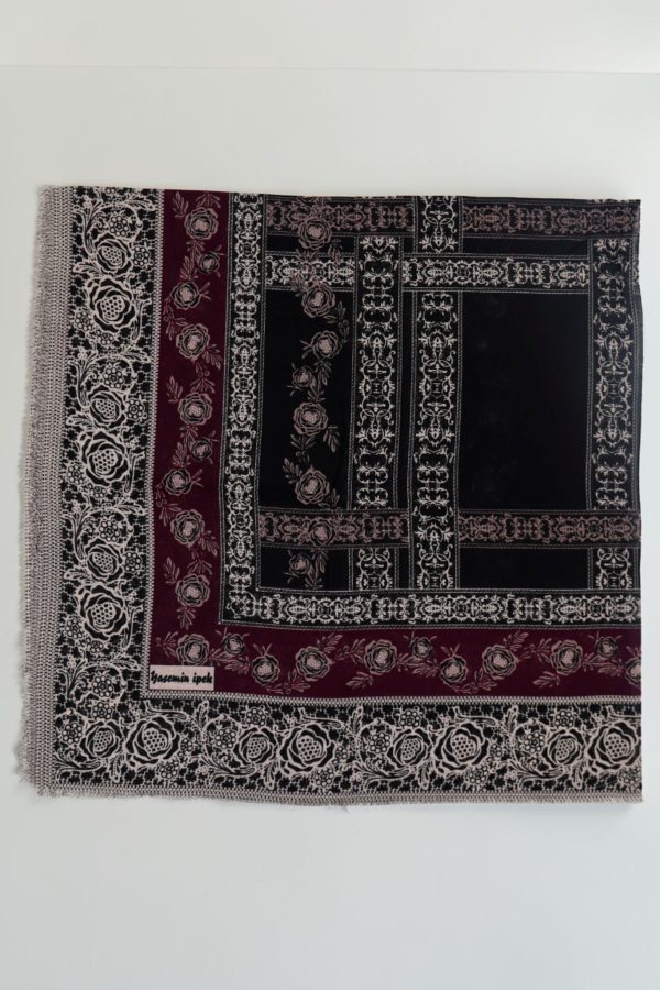 596df6b2c38e4b47a18a59d0b2e087b2.jpg Yasemin Desenli Flamlı Dimi Eşarp 6532-15