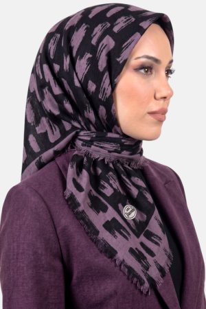 5c9849f2f31c45b9be8ab337537f836f.jpg Yasemin Desenli Flamlı Dimi Eşarp 6531-13