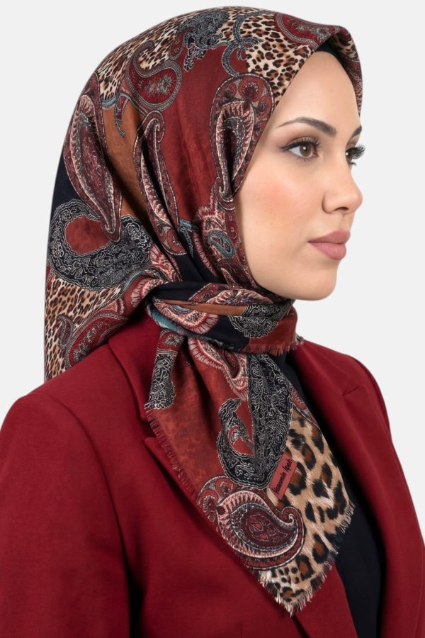 6253c94f3e8b4f8197a7f56f25fb34f9.jpg Yasemin Desenli Flamlı Dimi Eşarp 6538-4