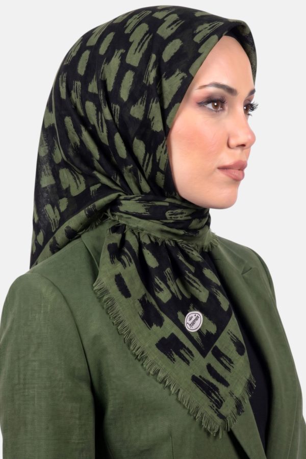 65c65c7def3e407f8ca66dd7d0ab2b29.jpg Yasemin Desenli Flamlı Dimi Eşarp 6531-10