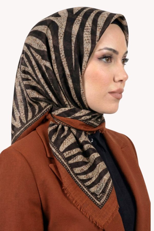 697c13c089e34200bc83153004f8fe84.jpg Desenli Flamlı Eşarp 6523-9