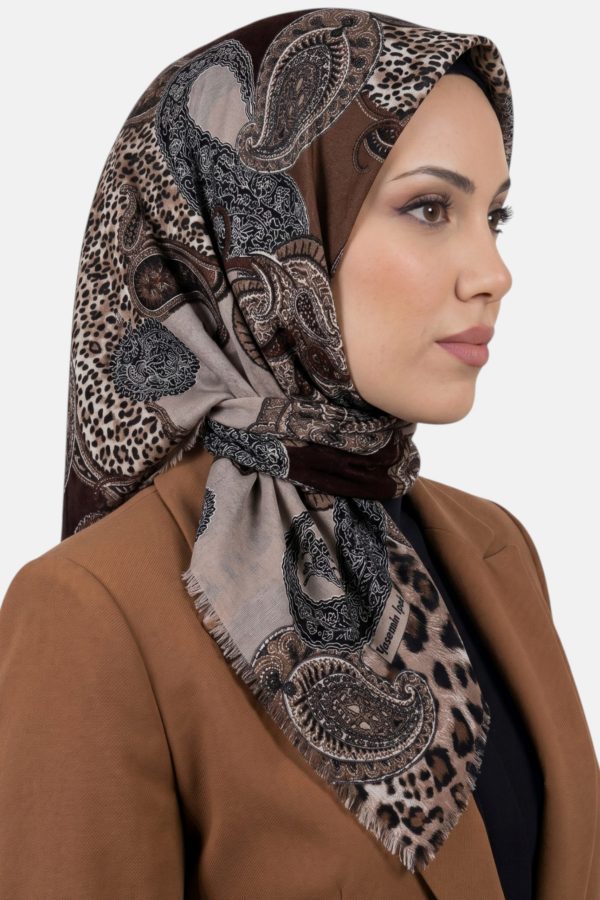 69f8d33c69c042e3ba70d0149ab5fd83.jpg Yasemin Desenli Flamlı Dimi Eşarp 6538-18