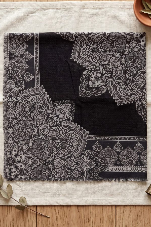 69fcaa7ce959406eae898b1aa30fe543.jpg Yasemin Desenli Flamlı Dimi Eşarp 6540-15