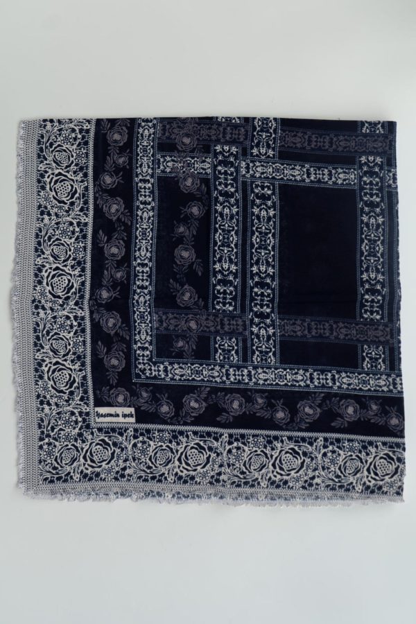 6ce47de415b1430586ef6bb330e72db9.jpg Yasemin Desenli Flamlı Dimi Eşarp 6532-12