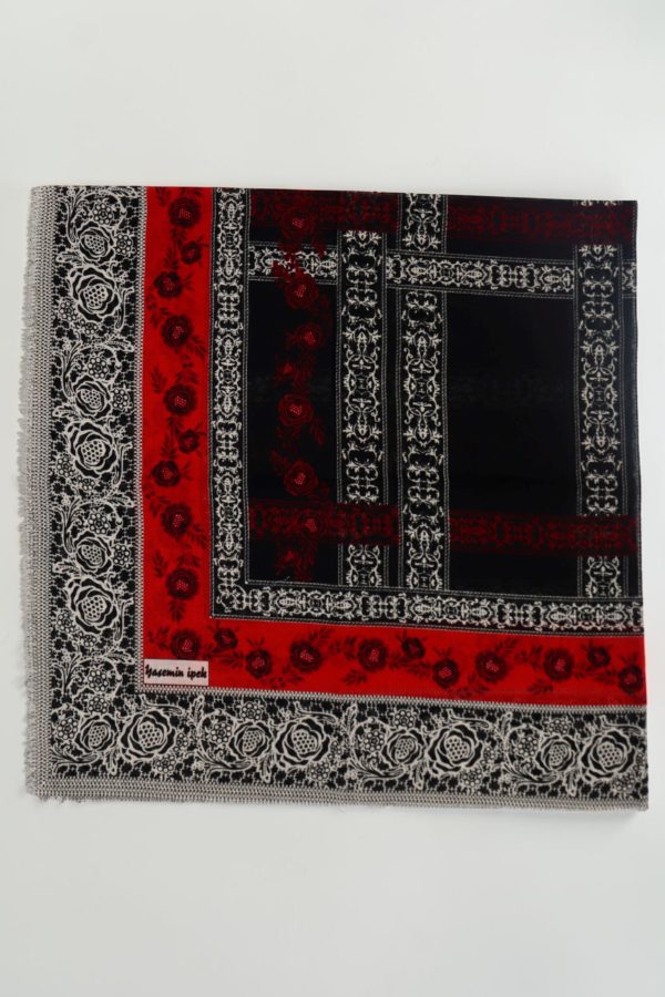 70e18fbbbd5b4d3eb1e0acbeb8c0283c.jpg Yasemin Desenli Flamlı Dimi Eşarp 6532-7