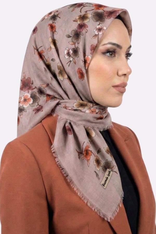 76c54887369a48afaff9cc7c4fede0b0.jpg Yasemin İpek Desenli Flamlı Eşarp 6529-24