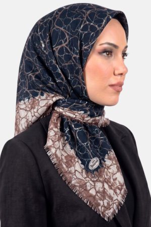 7923dbbb7f394b309a029e2391b2e364.jpg Yasemin Desenli Flamlı Dimi Eşarp 6534-13