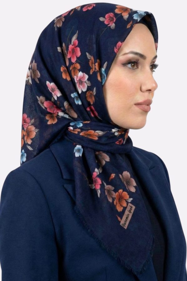 7d7d3c019bf348baa9f9b07d38c180c5.jpg Yasemin İpek Desenli Flamlı Eşarp 6529-5