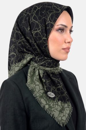 82348d1da4154159a4ba6e1af322a94b.jpg Yasemin Desenli Flamlı Dimi Eşarp 6534-15