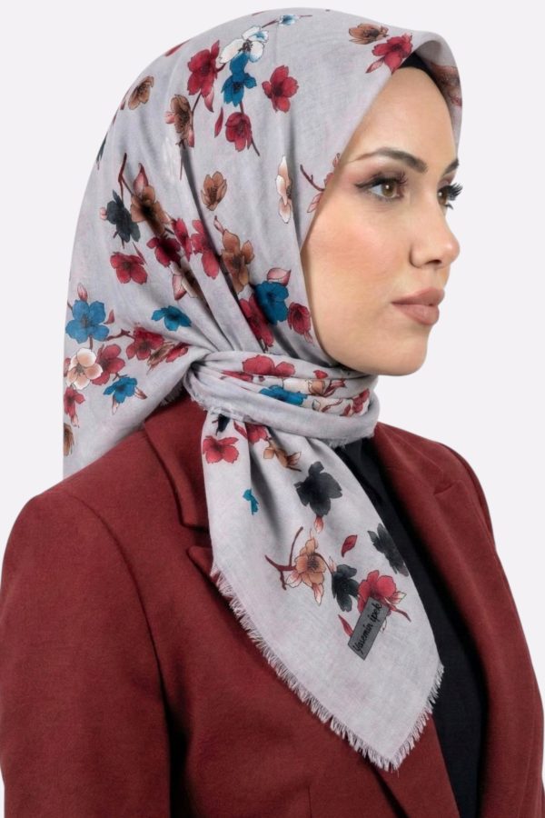 89cfeb05af9644d4b7bdd337f220c869.jpg Yasemin İpek Desenli Flamlı Eşarp 6529-17