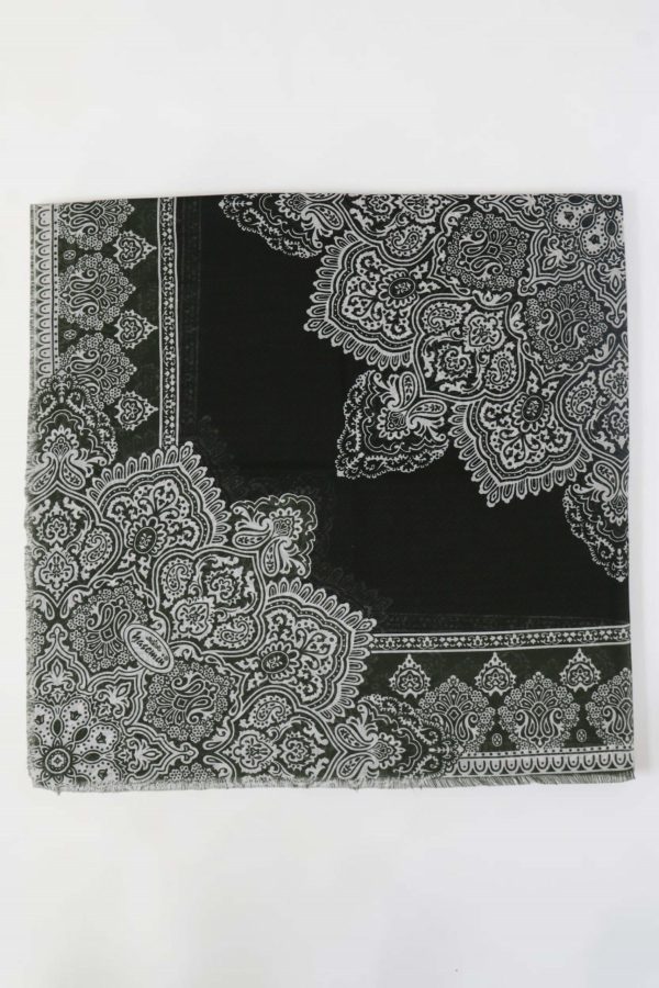 90861eace3394985aa1a41f7331e7f45.jpg Yasemin Desenli Flamlı Dimi Eşarp 6540-14