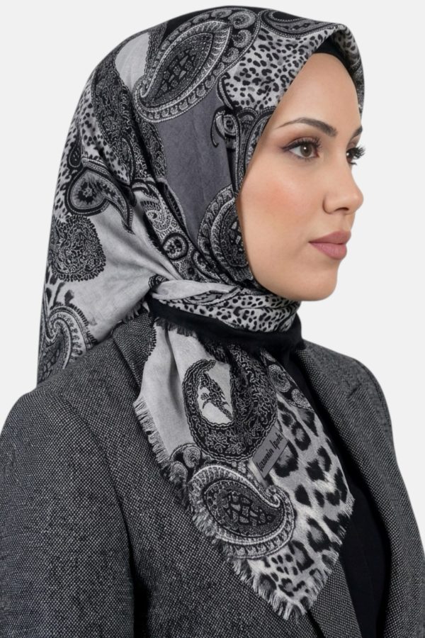 91c3a03bae3d4381b150253f4cef664e.jpg Yasemin Desenli Flamlı Dimi Eşarp 6538-15