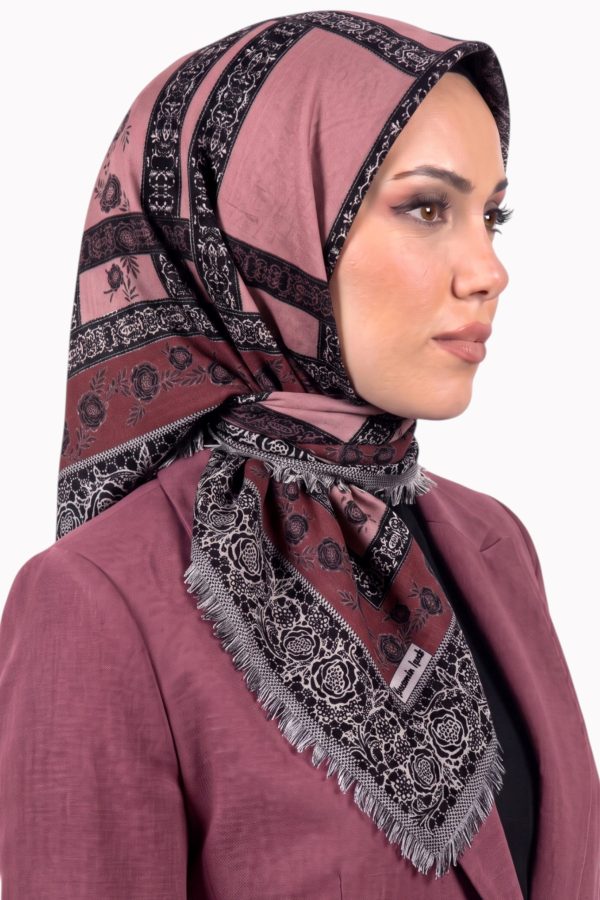 97b0bf7406bf42edb12f81a96d3afa04.jpg Yasemin Desenli Flamlı Dimi Eşarp 6532-8