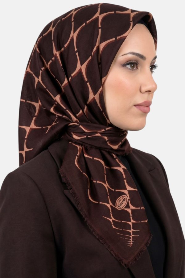 98f860ad744d4dd1a3e29abb35d2a009.jpg Yasemin Desenli Flamlı Dimi Eşarp 6535-11