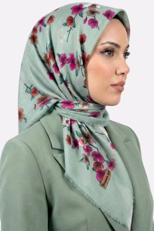 aa65bad272894875a4b9d5b5ef637aa6.jpg Yasemin İpek Desenli Flamlı Eşarp 6529-12