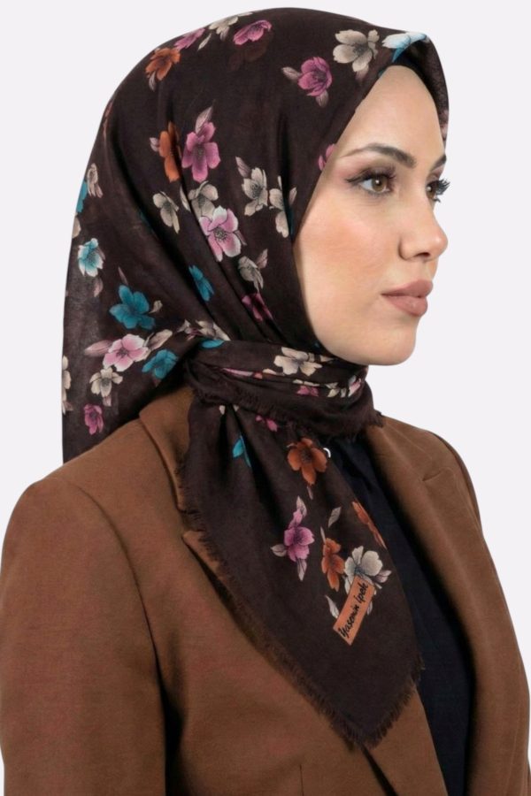b0a36cd959eb47628c5217bdd59ba967.jpg Yasemin İpek Desenli Flamlı Eşarp 6529-4