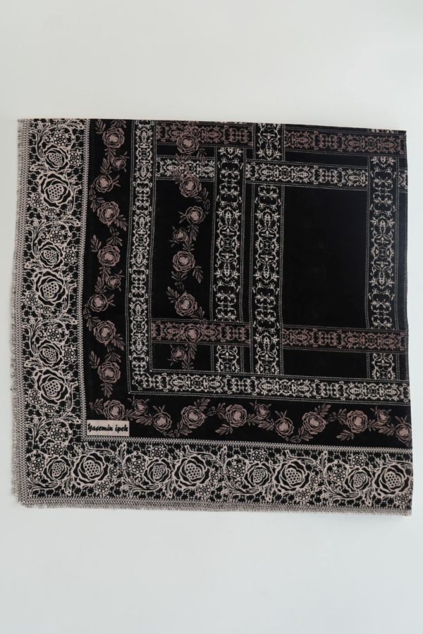 b47c1473ce704763be5976eb3742acb4.jpg Yasemin Desenli Flamlı Dimi Eşarp 6532-2