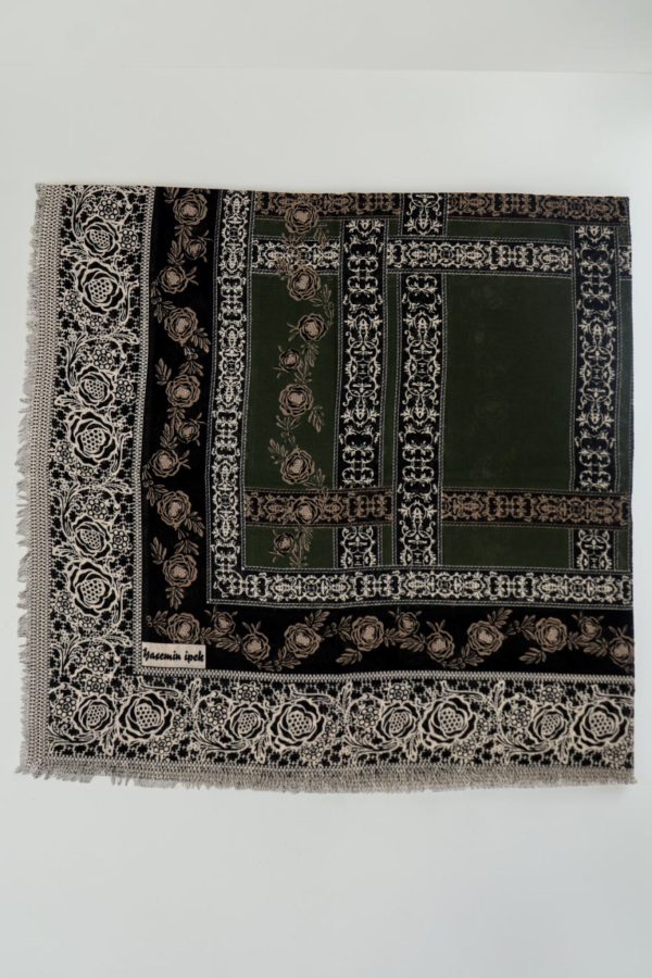 c7a157c5b1954c9f8dea077accaee3e3.jpg Yasemin Desenli Flamlı Dimi Eşarp 6532-27
