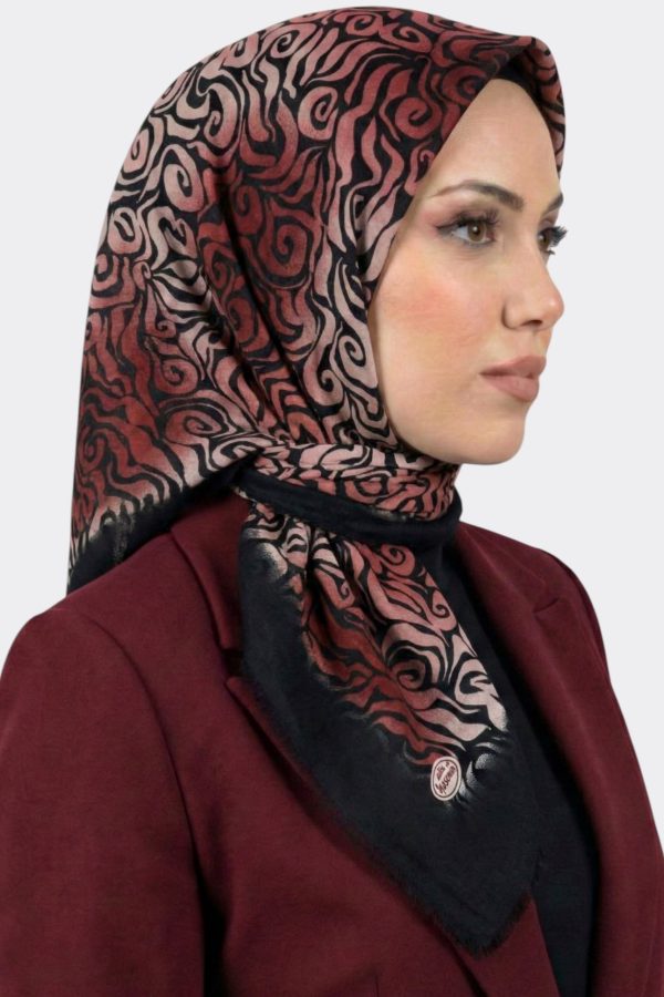 cd35c961aeef485a8de1eea82c3d4557.jpg Yasemin İpek Desenli Flamlı Eşarp 6528-14