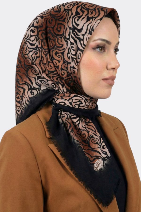 cfecc21a9eaa4d639b630a0dd61b5228.jpg Yasemin İpek Desenli Flamlı Eşarp 6528-22