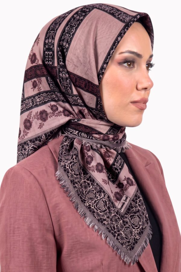 d0864345ab2143ca9d0bb852e3b2f2ed.jpg Yasemin Desenli Flamlı Dimi Eşarp 6532-28