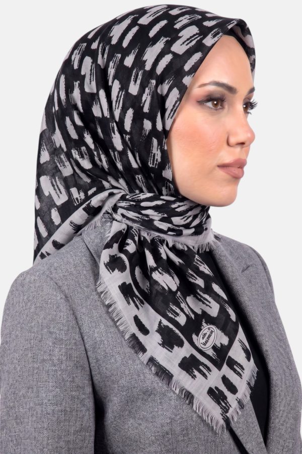 dbd4c75ba3ba4e58888bb540229504e6.jpg Yasemin Desenli Flamlı Dimi Eşarp 6531-8