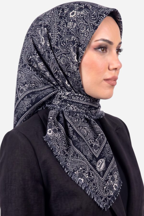 dcd8b0b9439b403c9189f527d5fafb9b.jpg Yasemin Desenli Flamlı Dimi Eşarp 6536-17