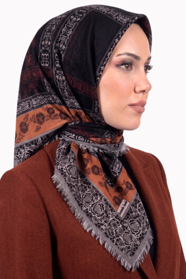 de1c36869f7b4c45bc98db98e395b552.jpg Yasemin Desenli Flamlı Dimi Eşarp 6532-16