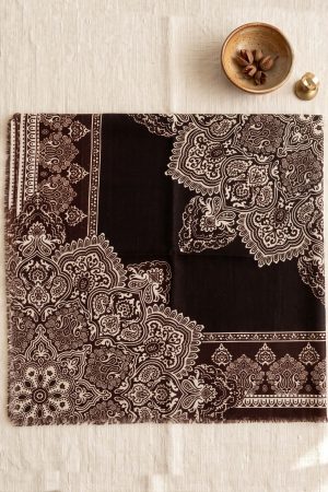 e183a6e8da1547b7b0afa655a2429cff.jpg Yasemin Desenli Flamlı Dimi Eşarp 6540-18