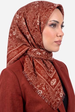 e549b2fec0004409bd0446a69fe87a04.jpg Yasemin Desenli Flamlı Dimi Eşarp 6536-22