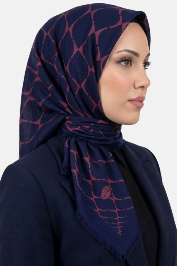 e57e9c5d4d8244eba1739802ac4d6607.jpg Yasemin Desenli Flamlı Dimi Eşarp 6535-7