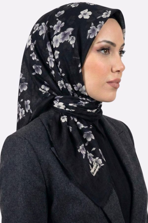 e6a5f47d92314557b682be1eb9849c22.jpg Yasemin İpek Desenli Flamlı Eşarp 6529-18