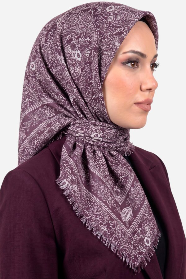 ea0c457a619a436db5dd2f21db8edc06.jpg Yasemin Desenli Flamlı Dimi Eşarp 6536-25